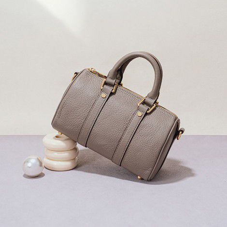 Featuring a niche design, the top layer cowhide retro style handbag exudes a sense of luxury, fashion, and versatility, making it a versatile crossbody bag 