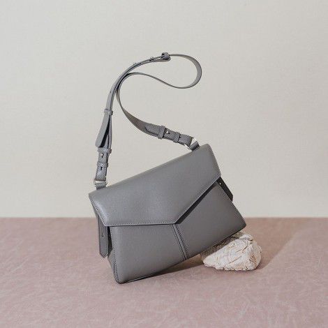 Postal bag with niche design, crossbody bag, versatile for commuting, large capacity leather shoulder bag 