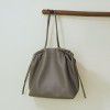 Single shoulder bag with niche design, versatile for commuting, genuine leather women's bag, large capacity retro drawstring tote bag 