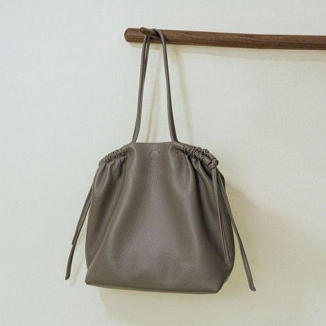 Single shoulder bag with niche design, versatile for commuting, genuine leather women's bag, large capacity retro drawstring tote bag 