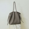 Single shoulder bag with niche design, versatile for commuting, genuine leather women's bag, large capacity retro drawstring tote bag 